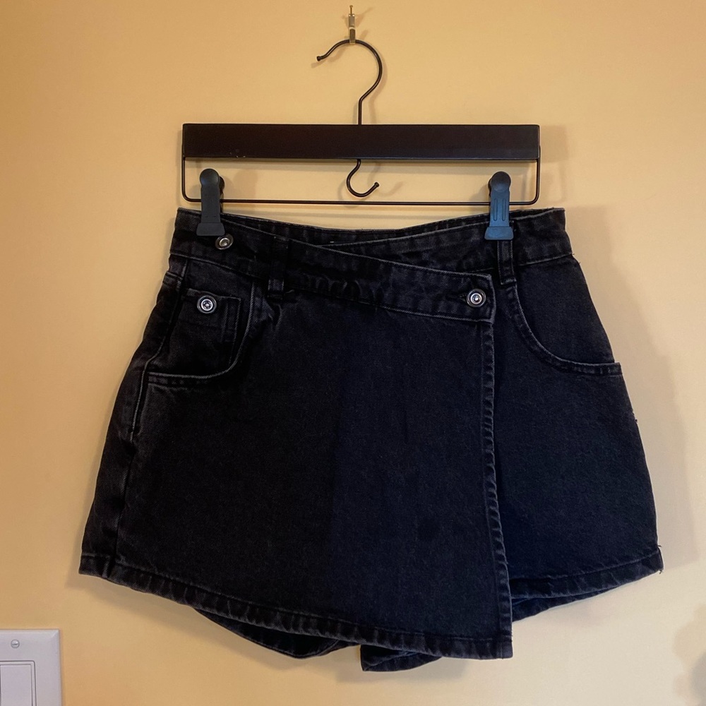 Black Zara skort